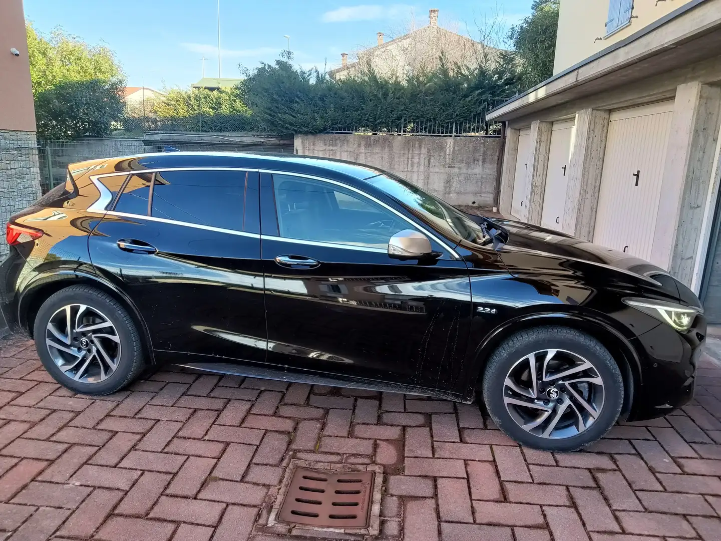 Infiniti Q30 Noir - 1