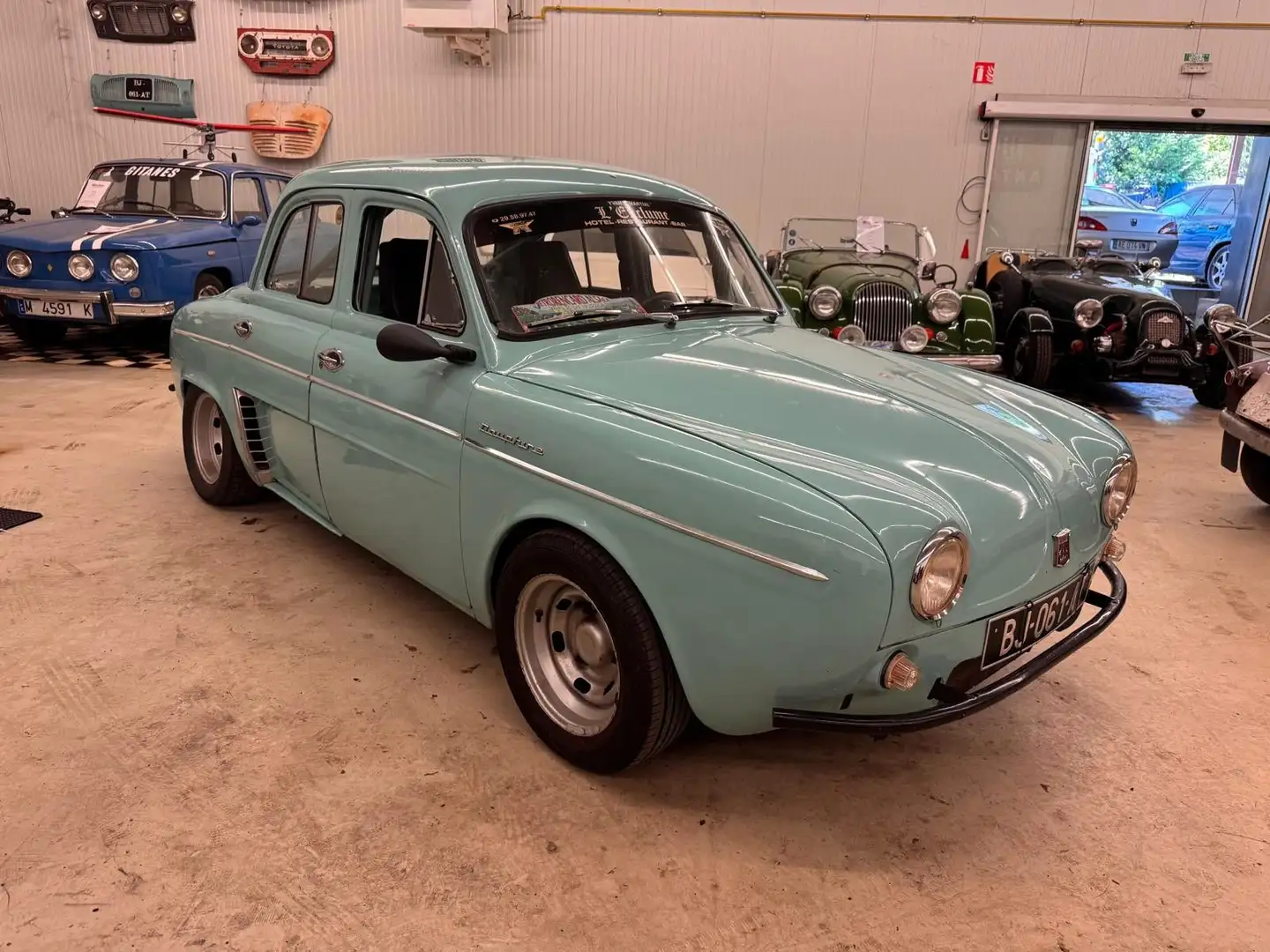 Renault Dauphine - 1
