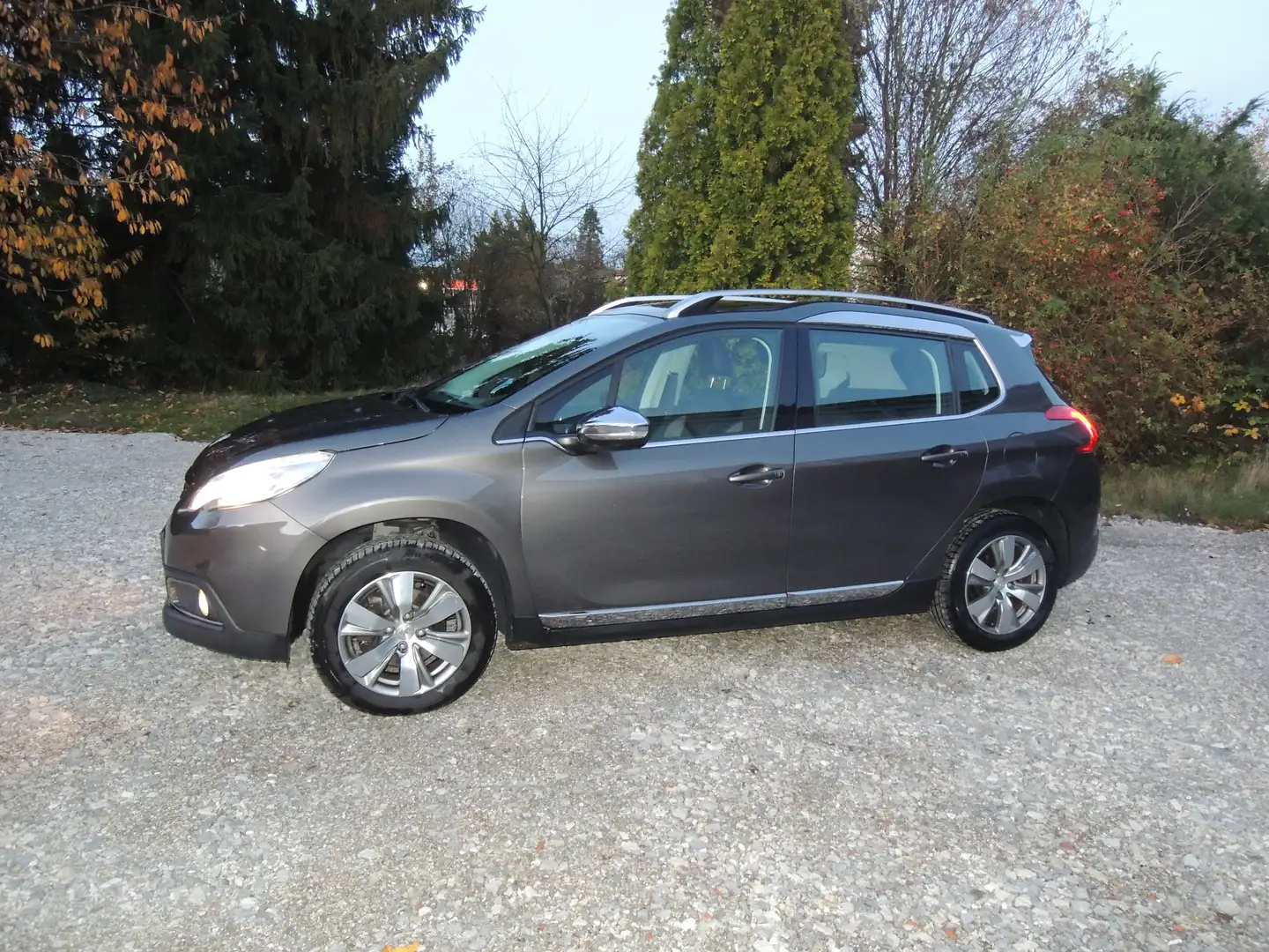 Peugeot 2008 Allure Grau - 2