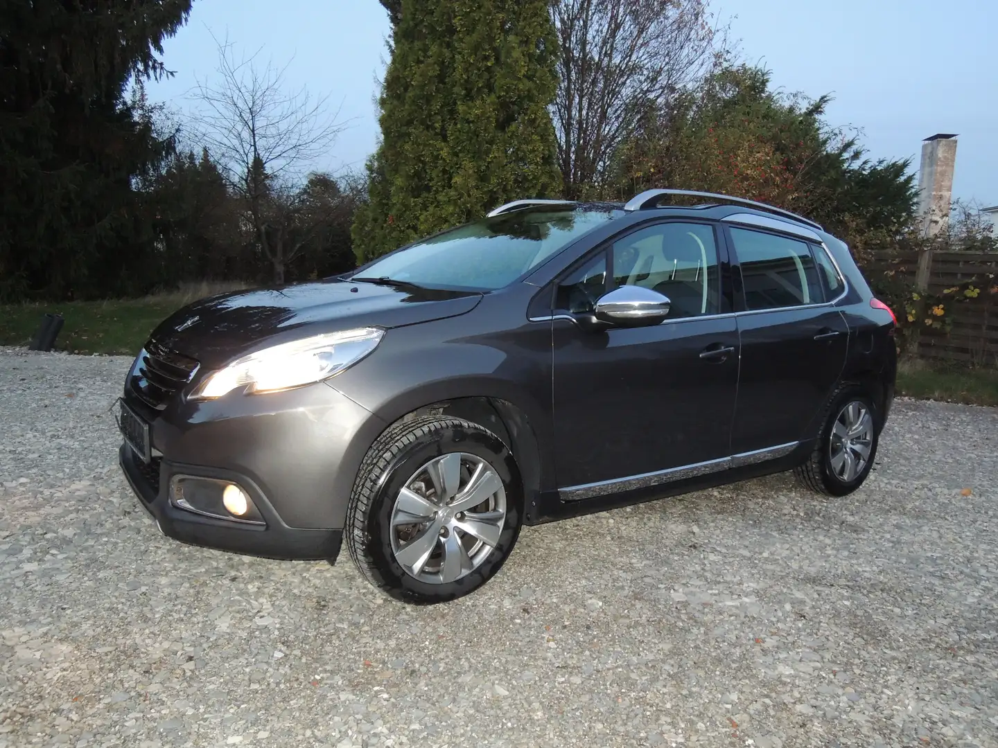 Peugeot 2008 Allure Grau - 1