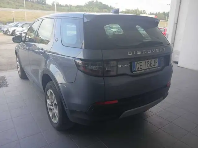 Land Rover Discovery Sport view 4