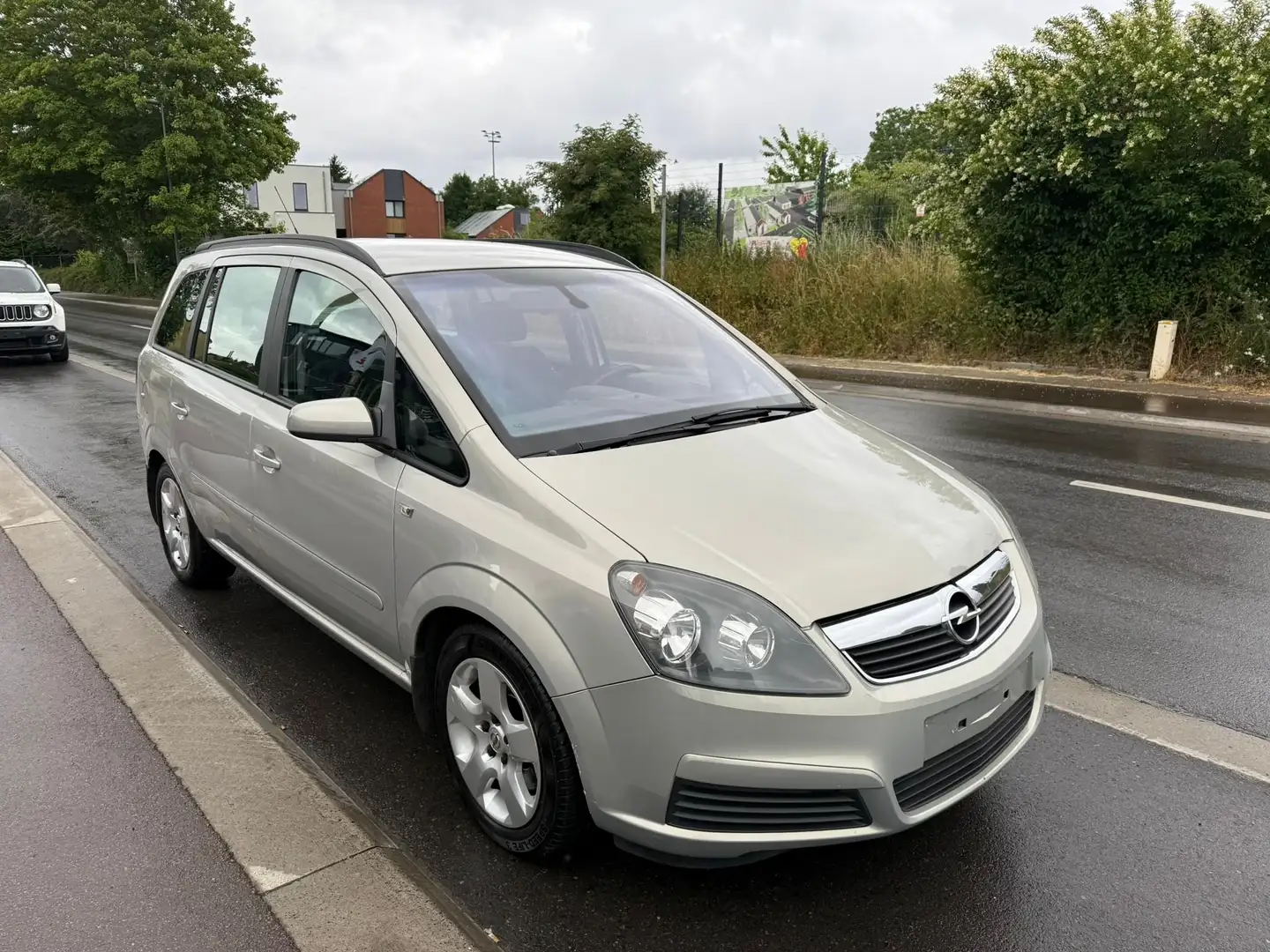 Opel Zafira 1.9 DTL CDTi Essentia FAP Goud - 1