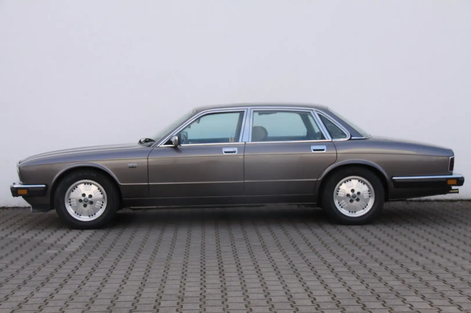 Jaguar XJ40 Soverein mit 2 Jahre Garantie H-Zulassung Grau - 2
