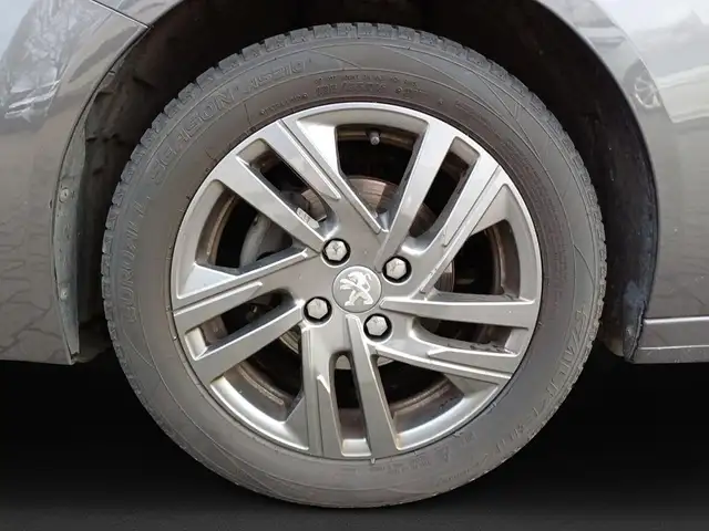 Peugeot 208 view 10