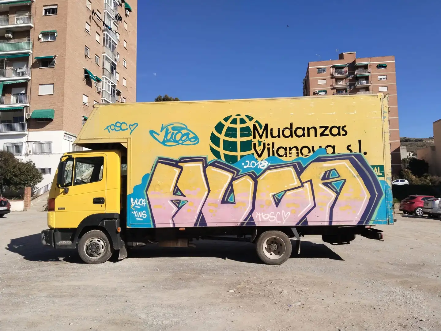 Nissan Atleon Жовтий - 1