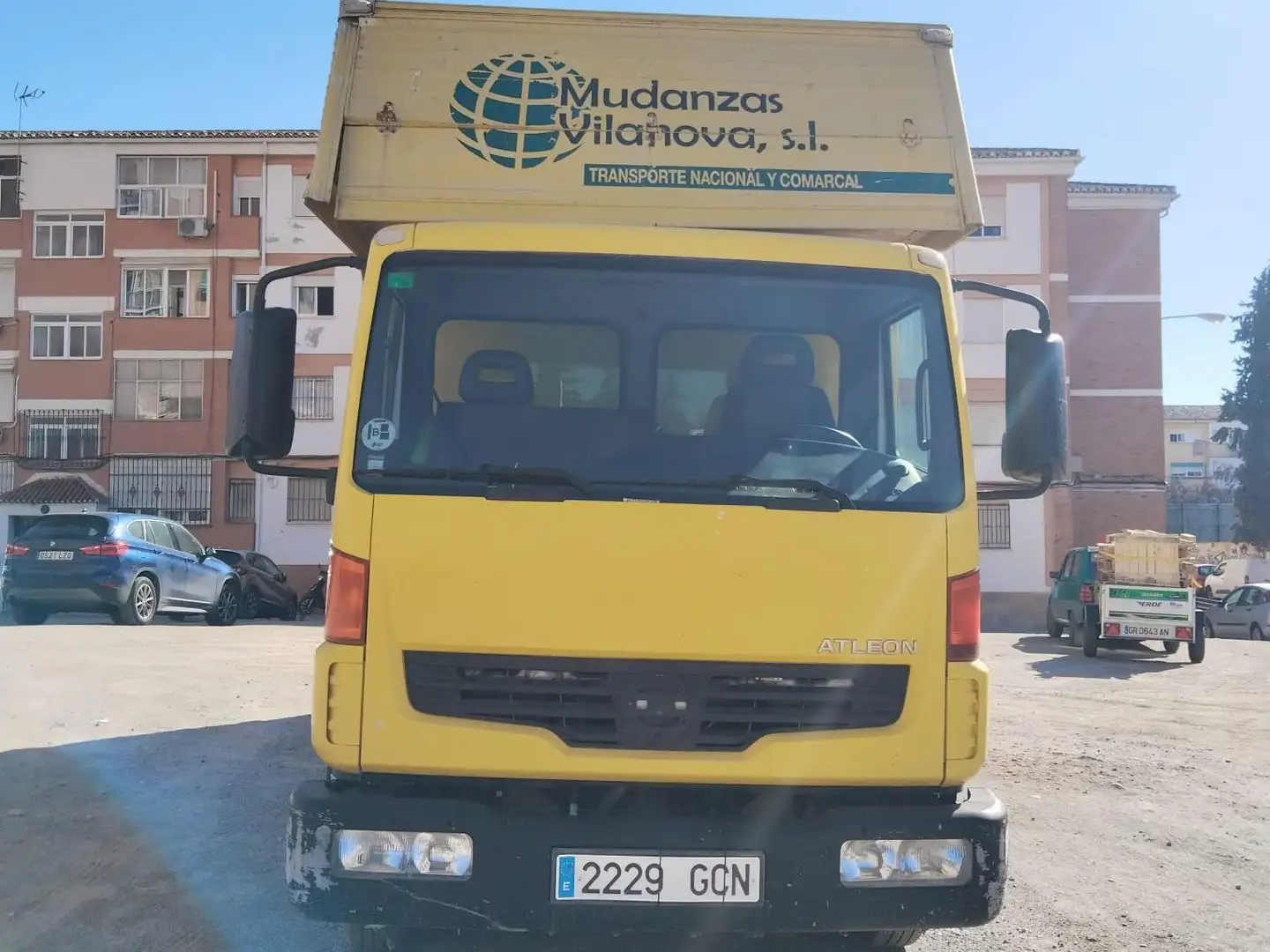 Nissan Atleon Жовтий - 2