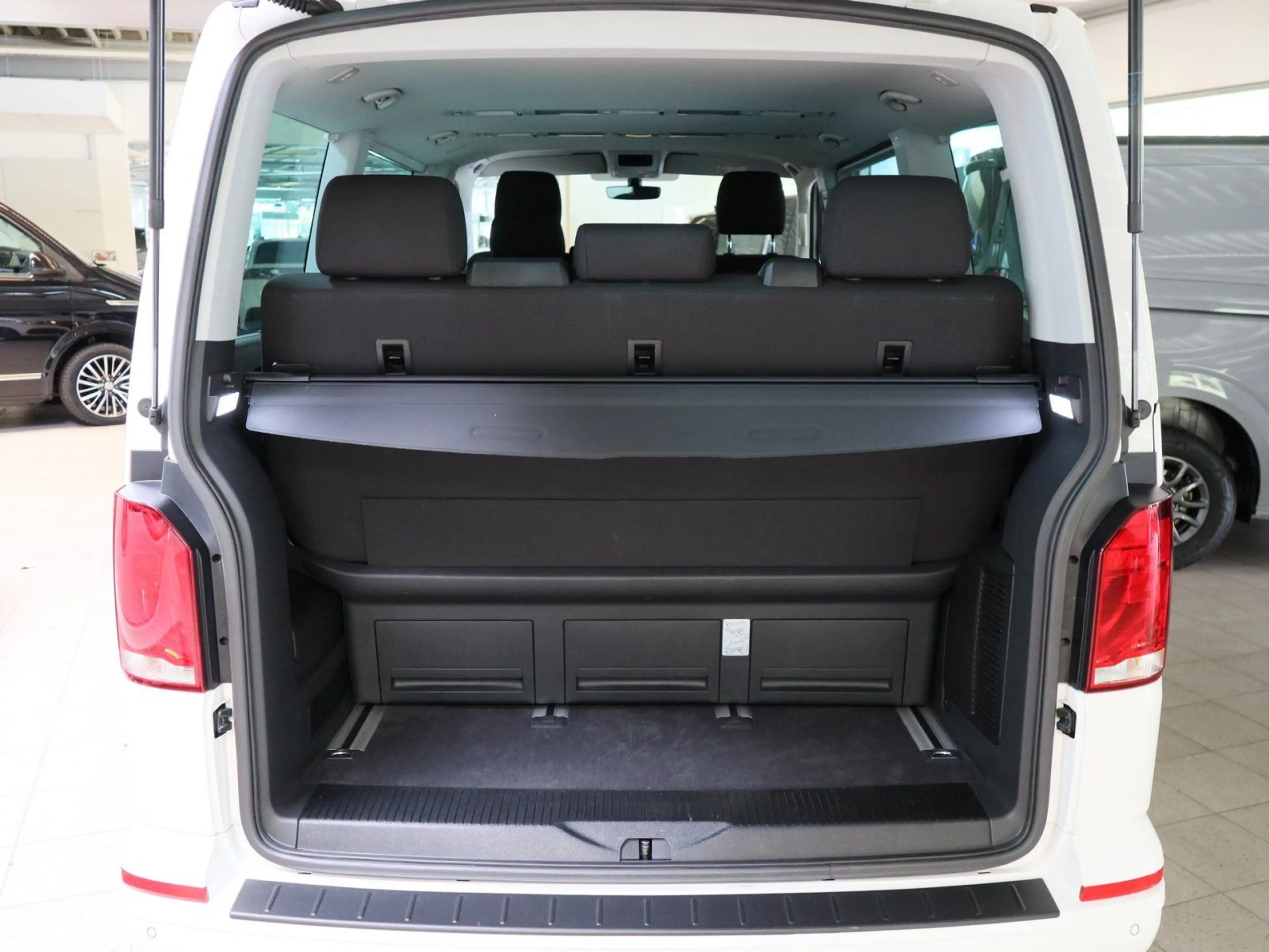 Volkswagen T6.1 Multivan 2.0 TDI 4M STHZG Kamera Navi — photo 10