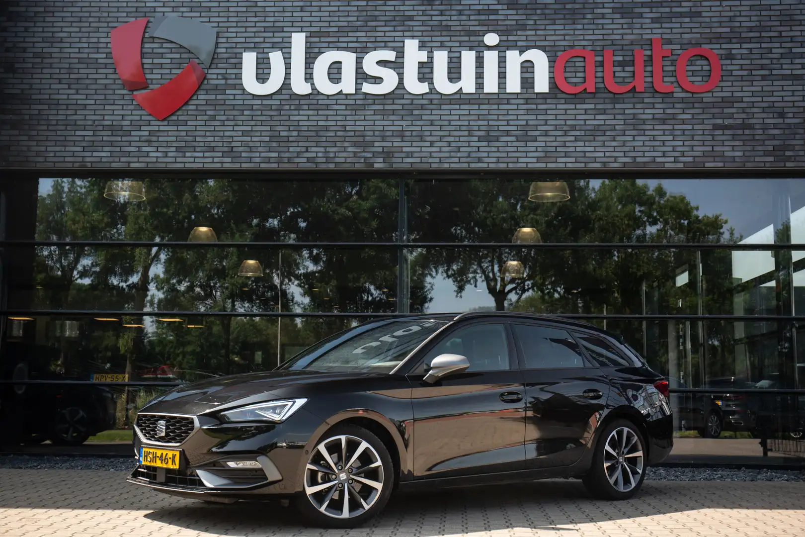 SEAT Leon Sportstourer 1.5 eTSI FR Business Intense , Adap. Zwart - 1