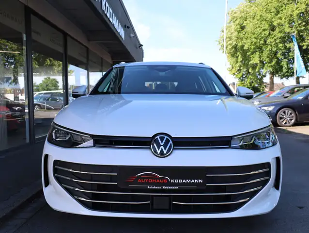 Volkswagen Passat view 4