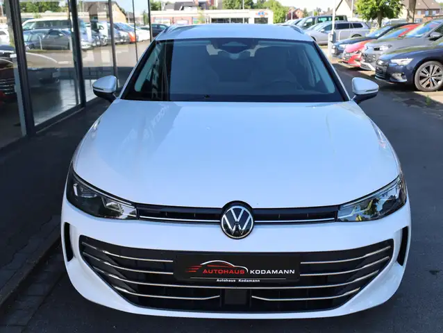 Volkswagen Passat view 3