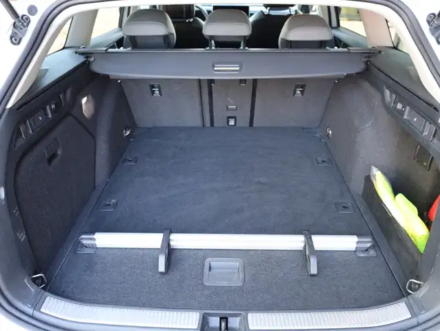 Volkswagen Passat view 10