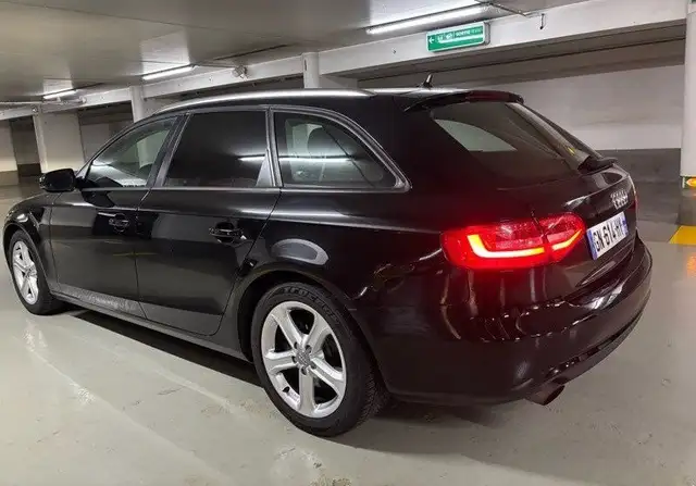Audi A4 Avant view 3