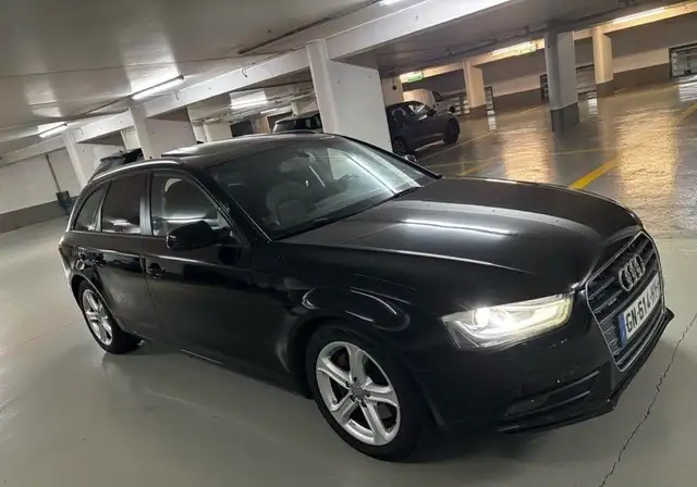 Audi A4 Avant view 2