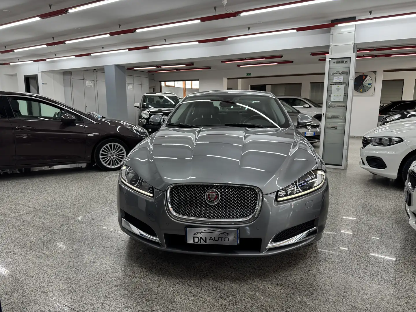 Jaguar XF 2.2d eco Luxury 163cv Gris - 2