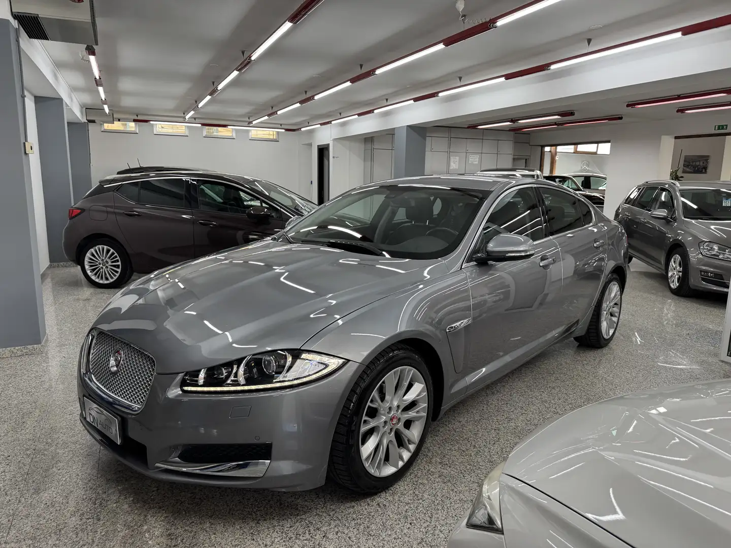 Jaguar XF 2.2d eco Luxury 163cv Gris - 1