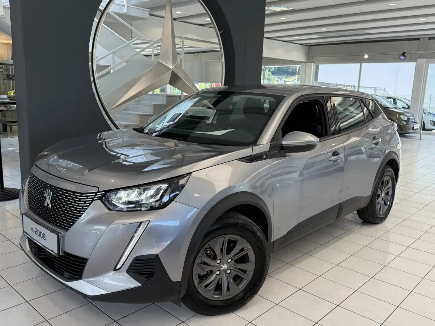 Peugeot 2008 e- Active Pack Grau - 2