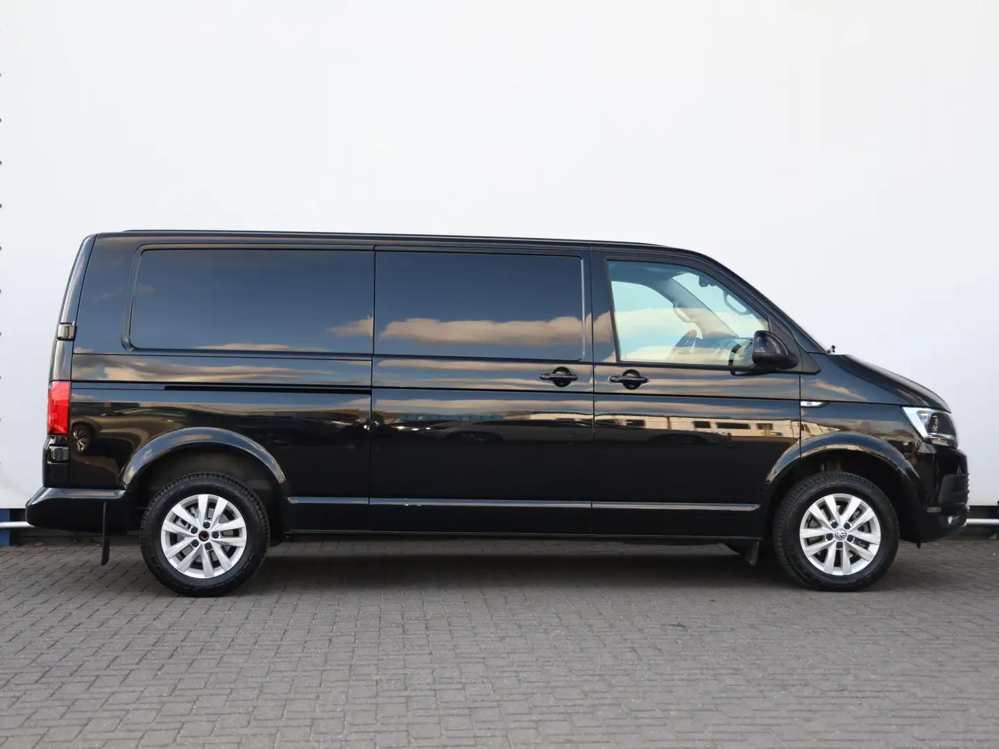 Volkswagen T6 Transporter 2.0 TDI 150PK DSG L2H1 Highline | Airco | Cruise c Noir - 2