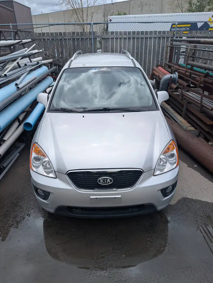 Kia Rondo снимка Kia Rondo