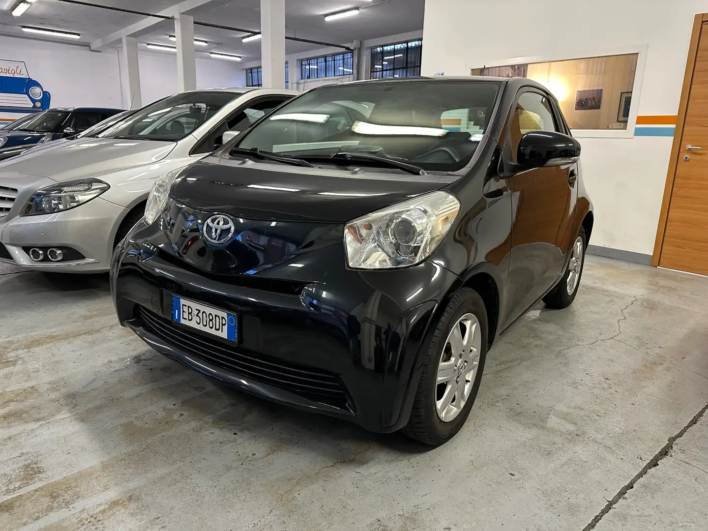 Toyota iQ iQ 1.0 Schwarz - 1