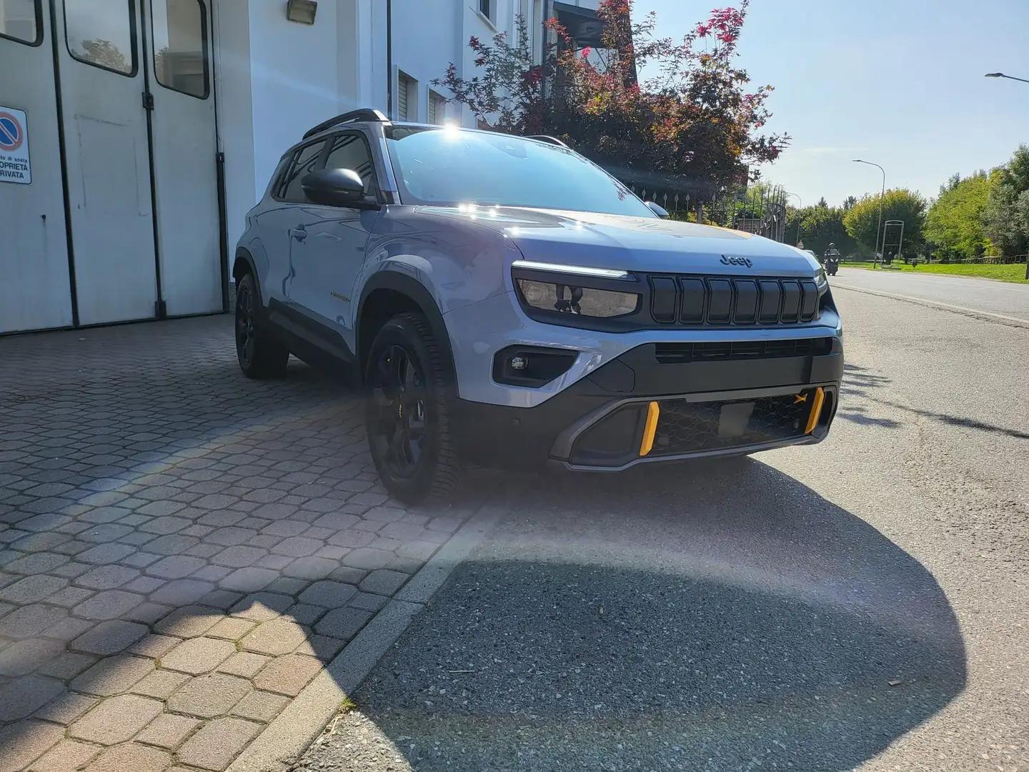 Jeep Avenger 1.2 turbo e-hybrid mhev The North Face 4xe 145cv Grigio - 1