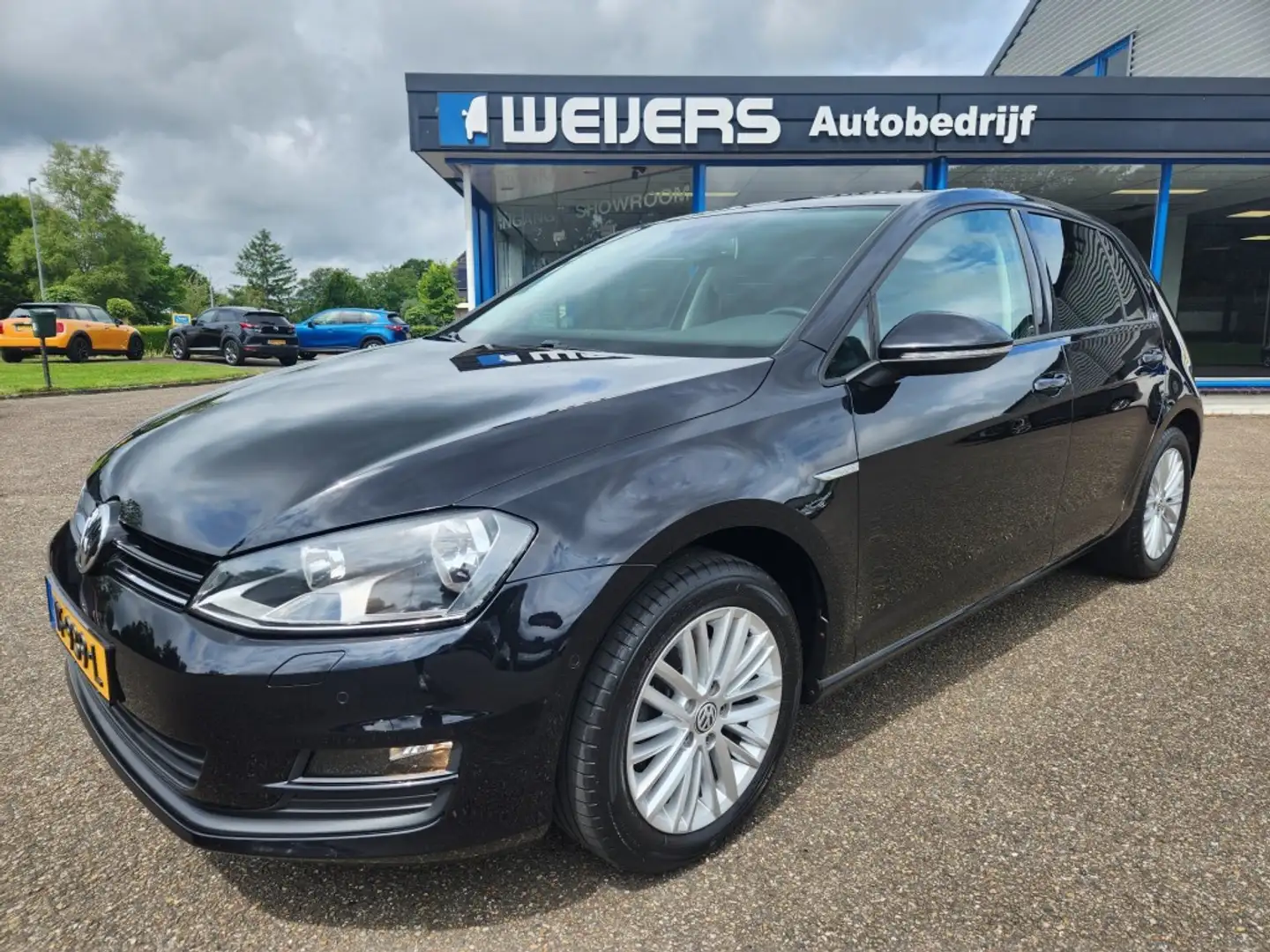 Volkswagen Golf 1.2 TSI Cup 5drs, Clima, Navi, Trekhaak, PDC V+A, Zwart - 1