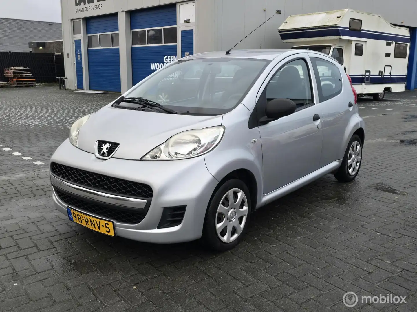 Peugeot 107 1.0-12V XR 2011 Grau - 1