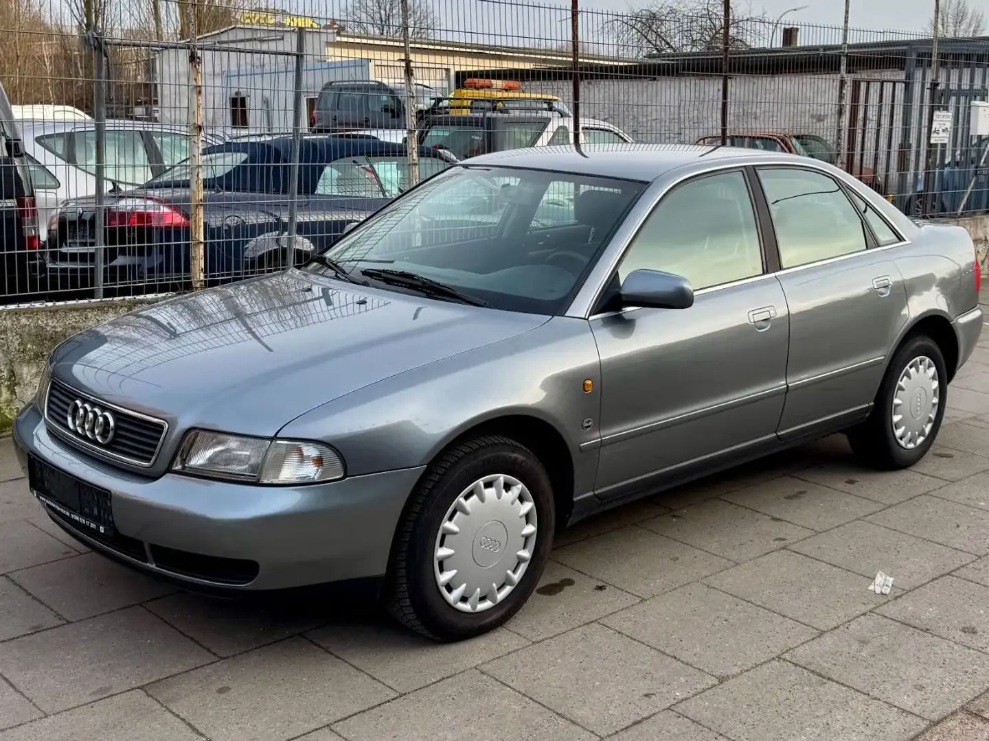 Audi A4 / V6 Automatik / TÜV 11.26 Grijs - 2