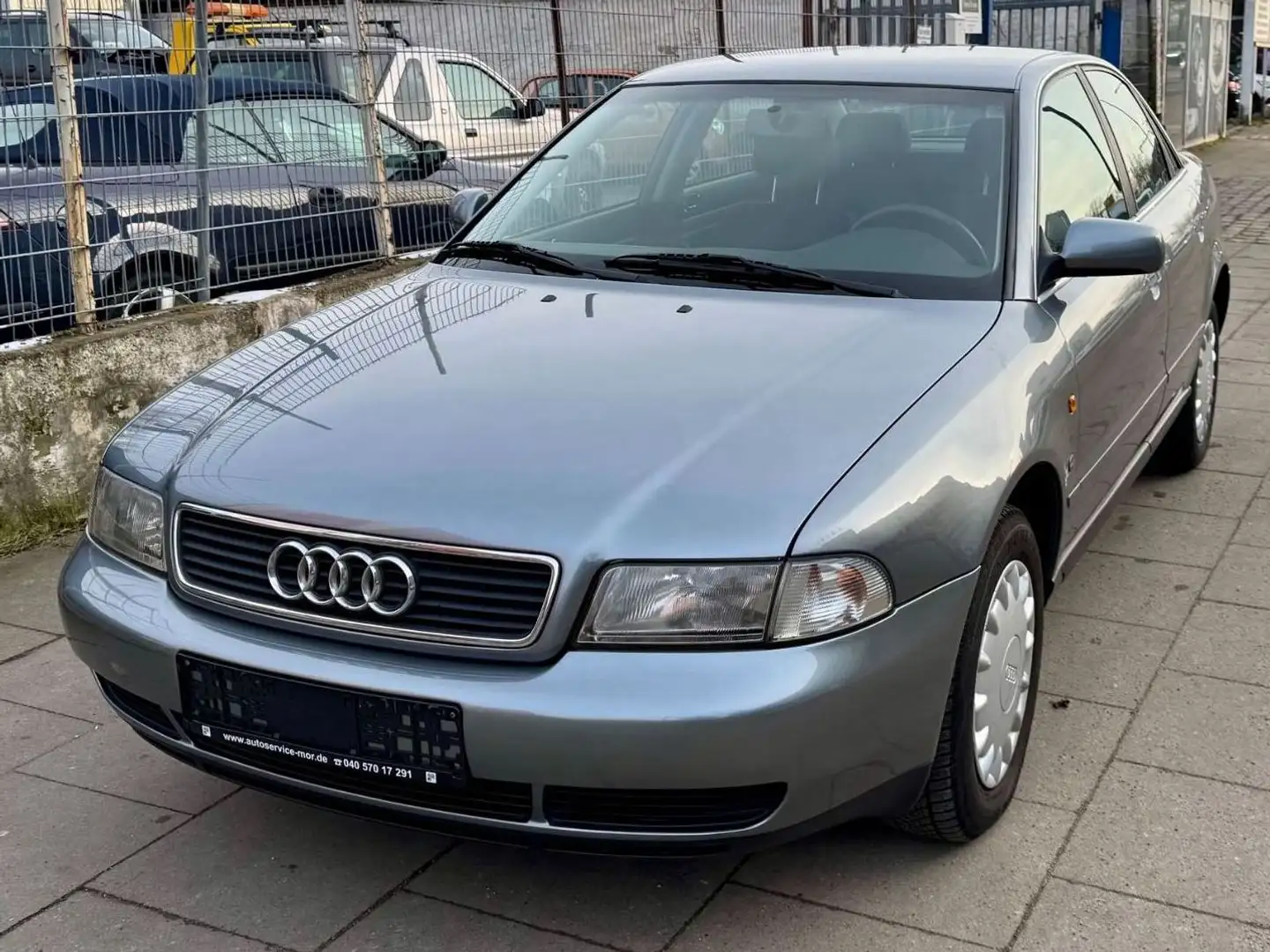 Audi A4 / V6 Automatik / TÜV 11.26 Grijs - 1