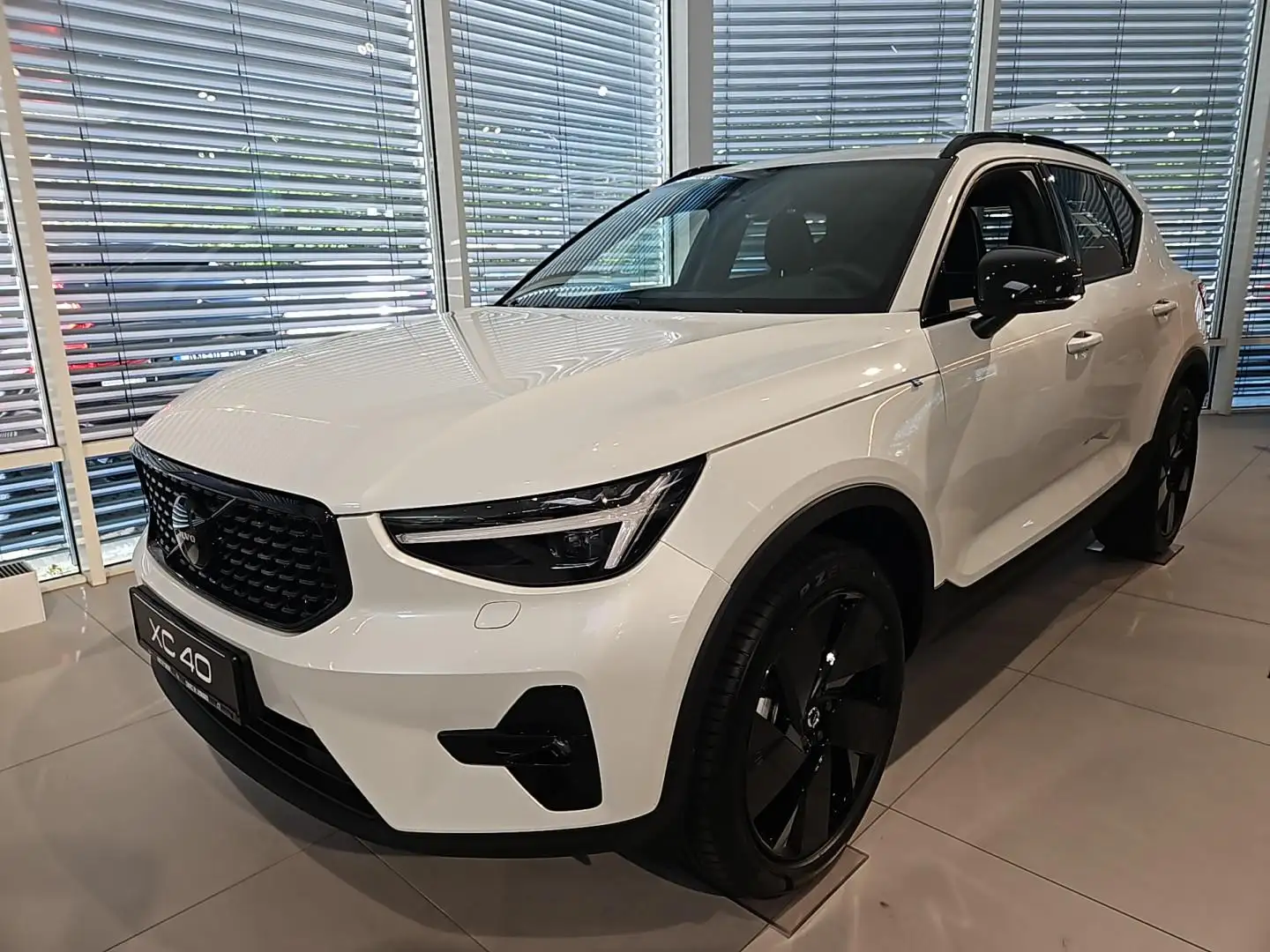 Volvo XC40 B3 Black Edition Plus Verfügbar 12.10.25 Blanc - 1