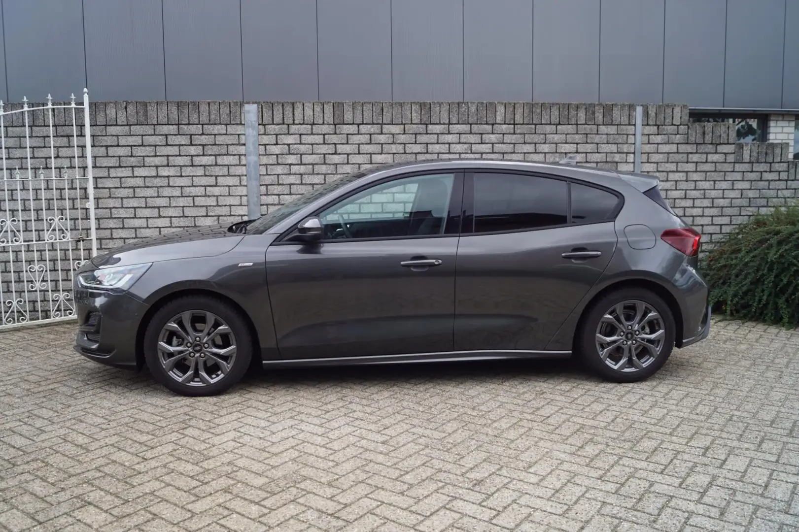Ford Focus 1.0 EcoBoost Hybrid ST Line X Adaptieve Cruise Spo Grijs - 2