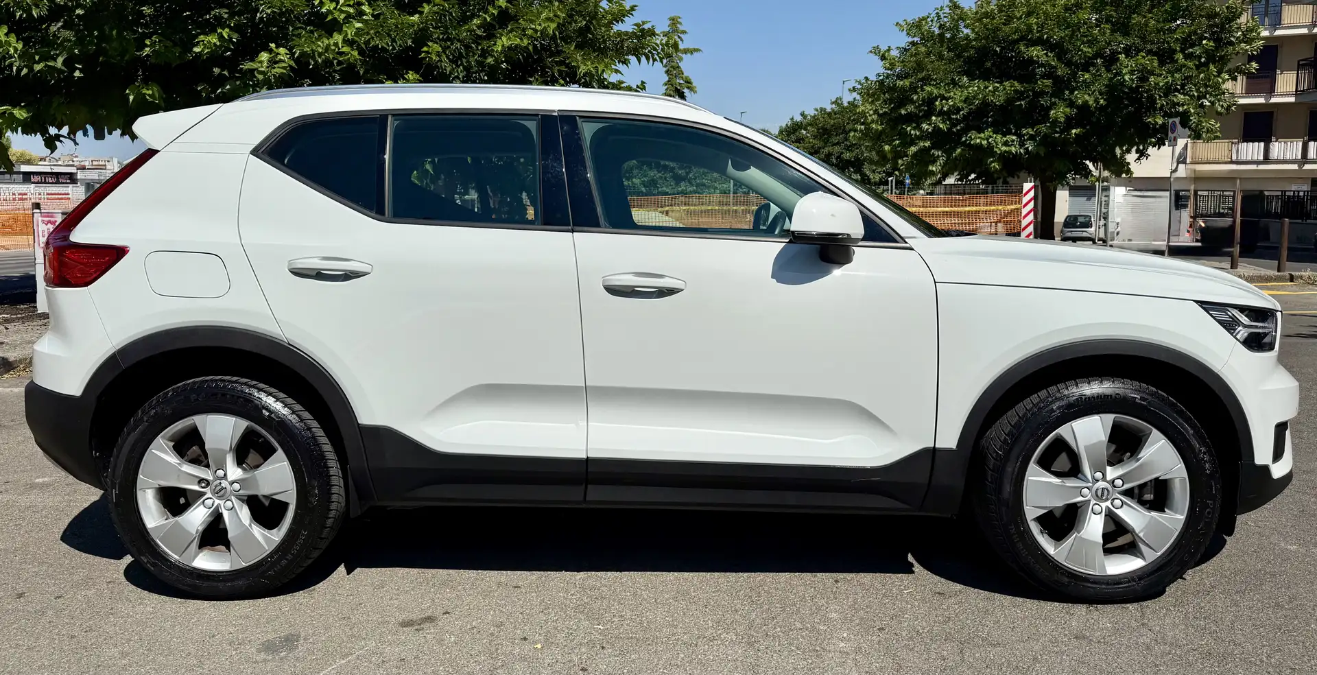 Volvo XC40 2.0 d3 150CV Momentum Pro auto my21 Bianco - 2