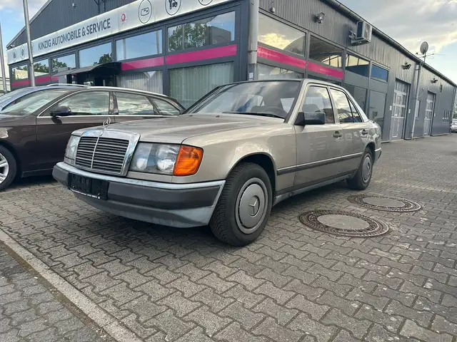 Mercedes-Benz E 230