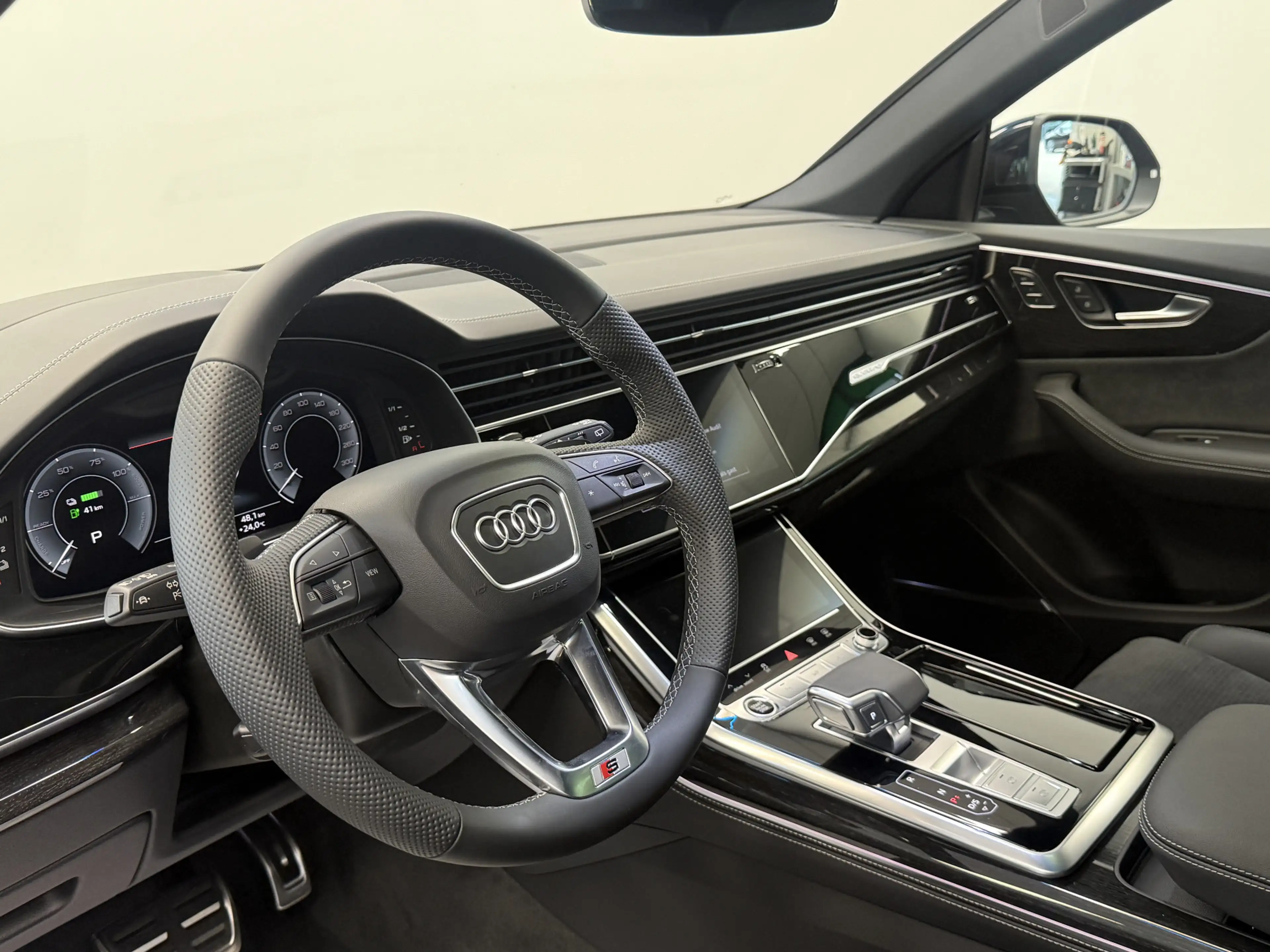 Audi Q8 60 TFSI e quattro Pro Line S Competition ACC Panor — photo 6