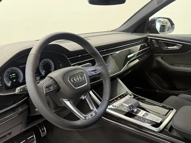 Audi Q8 view 6