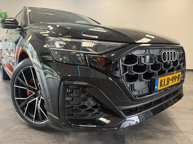 Audi Q8 view 3