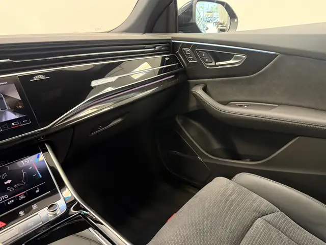 Audi Q8 view 11