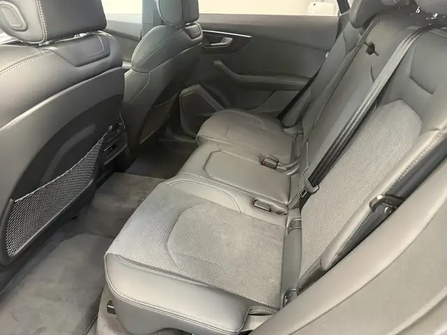 Audi Q8 view 12