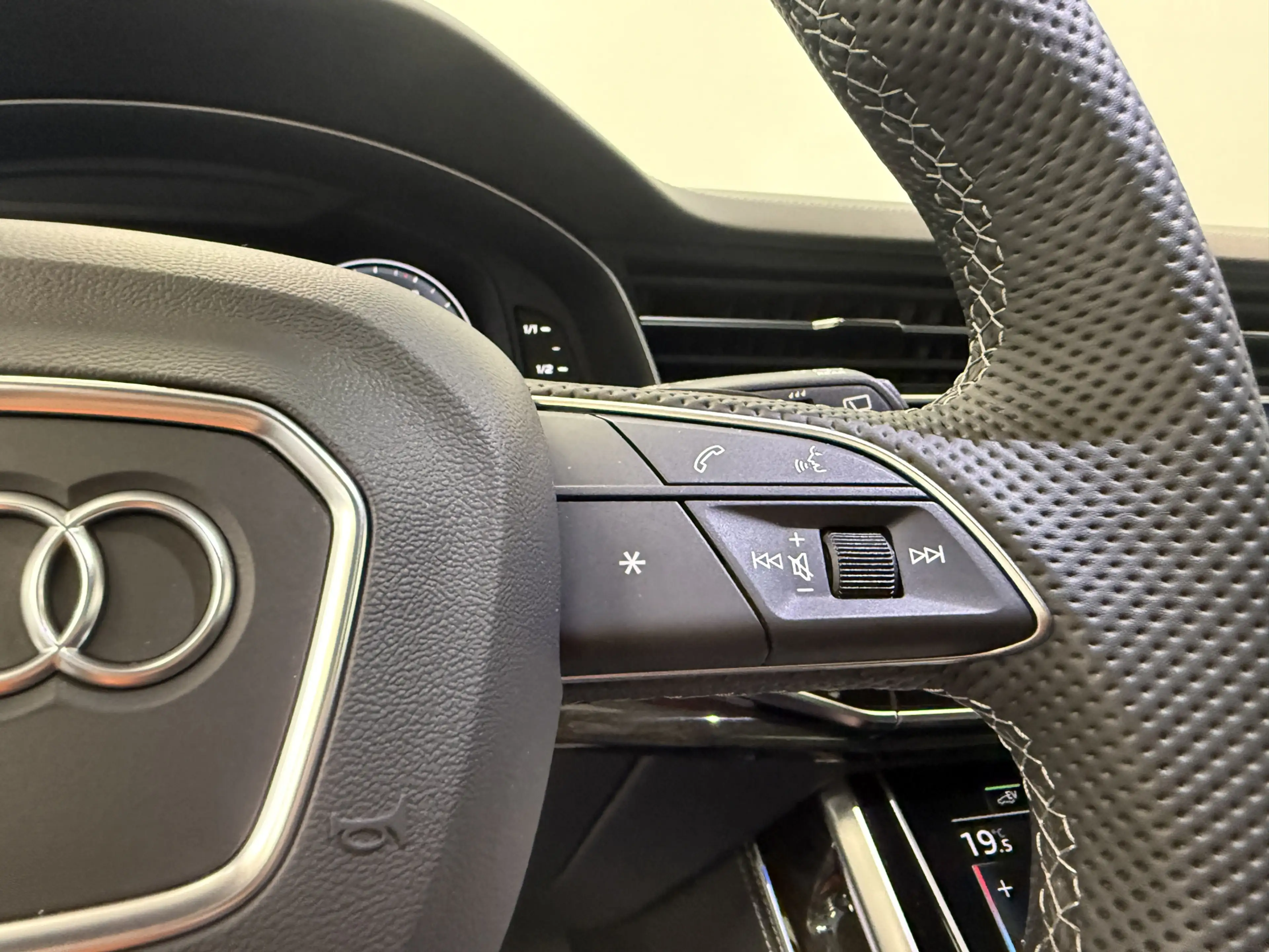 Audi Q8 60 TFSI e quattro Pro Line S Competition ACC Panor — photo 10