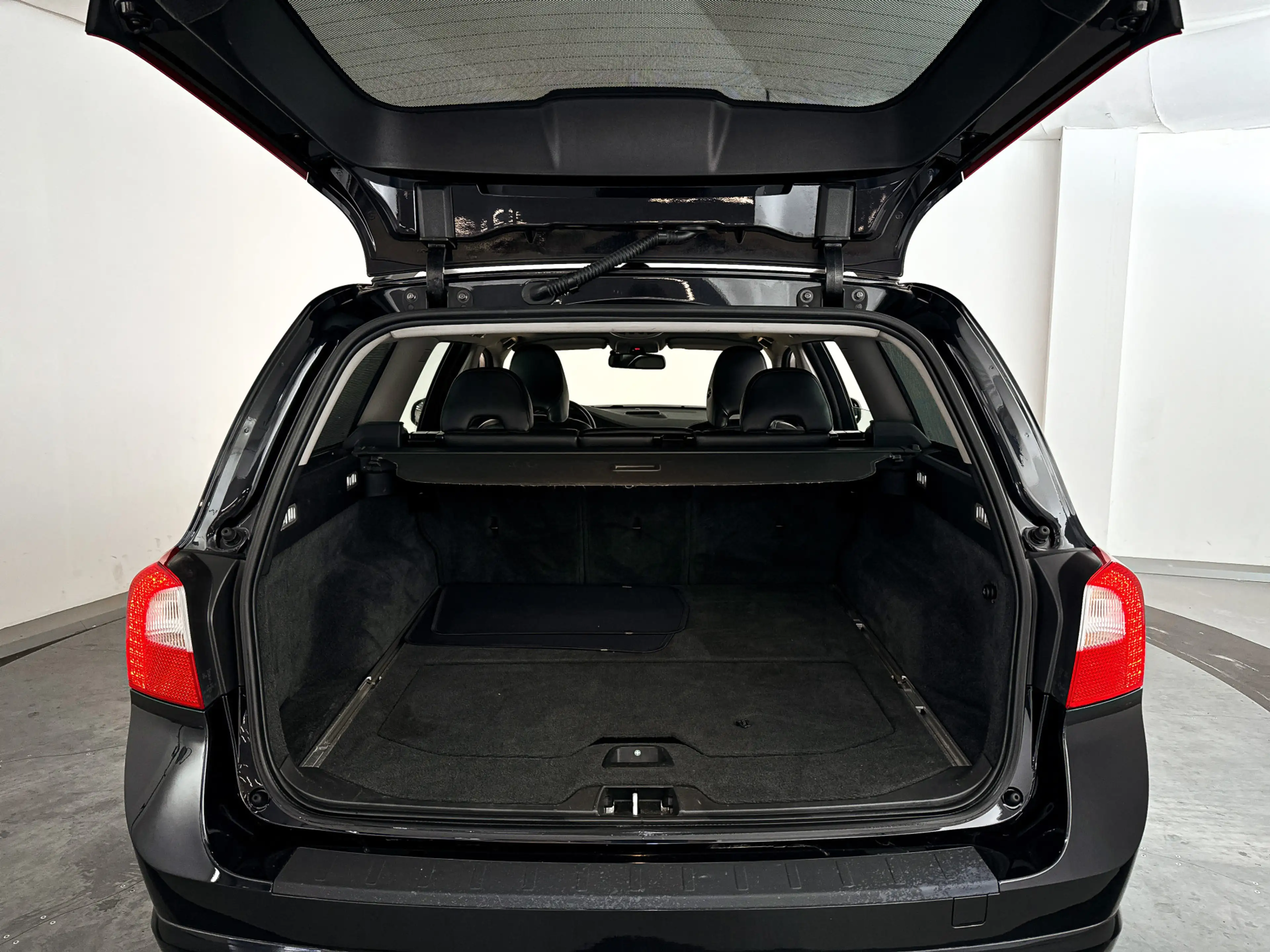 Volvo V70 2.5T R-Design | Park assist | Stoelverwarming | El — photo 12