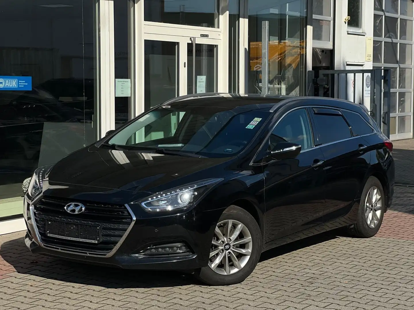 Hyundai i40 blue Trend *TÜV/AU neu*AHK*PDC* Schwarz - 1
