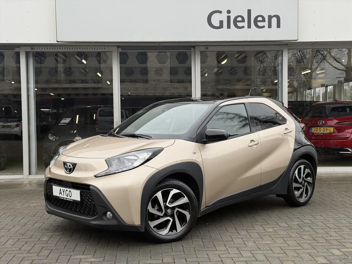 Toyota Aygo X 1.0 VVT-i MT Pulse Bi-tone | Ginger beige, 17 inch Braun - 1