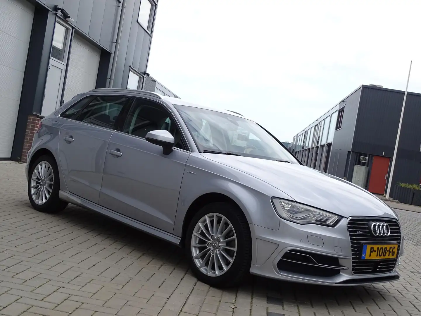 Audi A3 Sportback 1.4 e-tron PHEV Attraction Pro Line plus Gris - 2