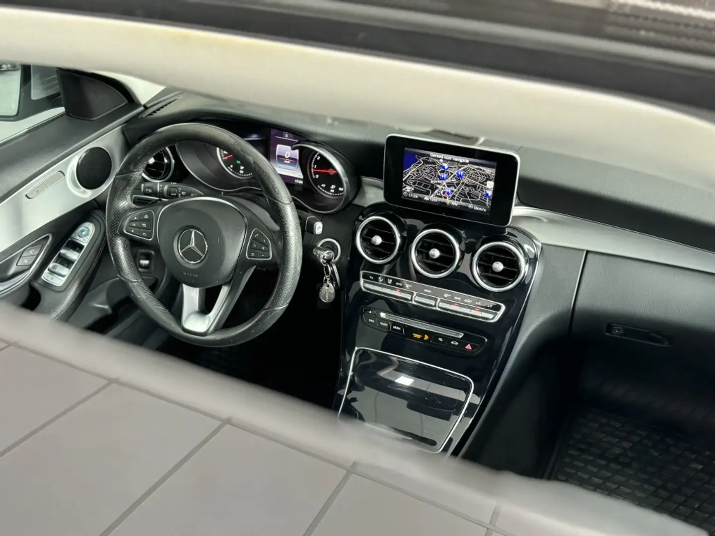 Mercedes-Benz C 180 Estate AUT. PANO TREKHAAK LED AMG Grijs - 2