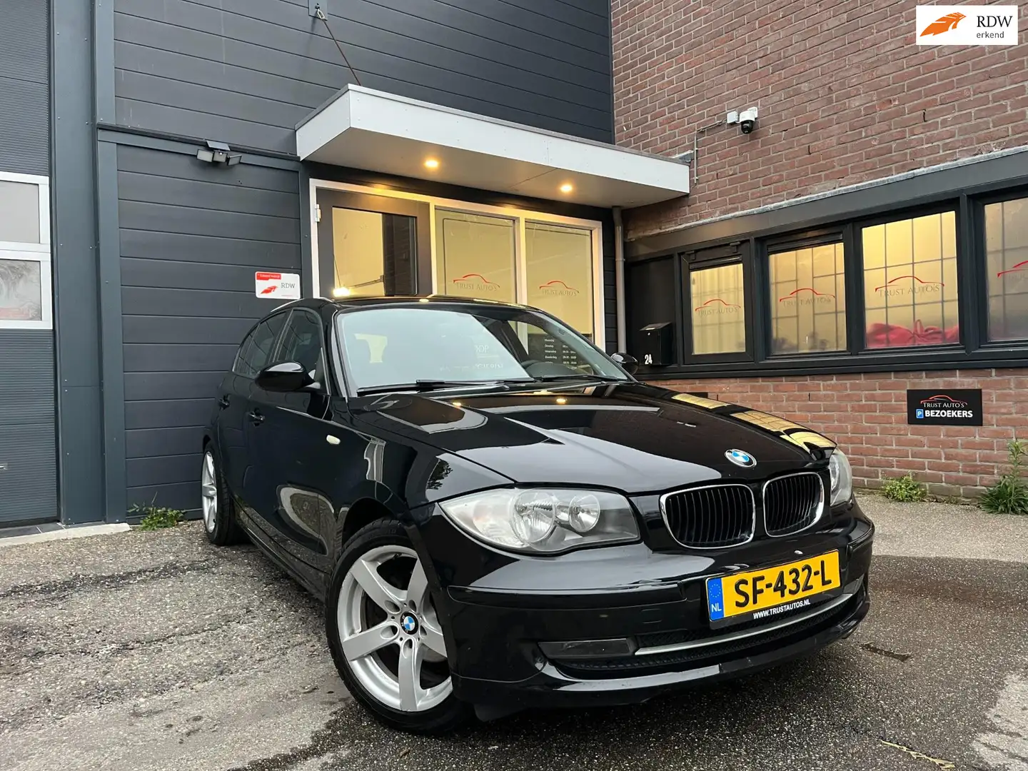 BMW 116 1-serie 116i Introduction|PDC|NAVI|STOEL.VERW|CLIM Zwart - 1