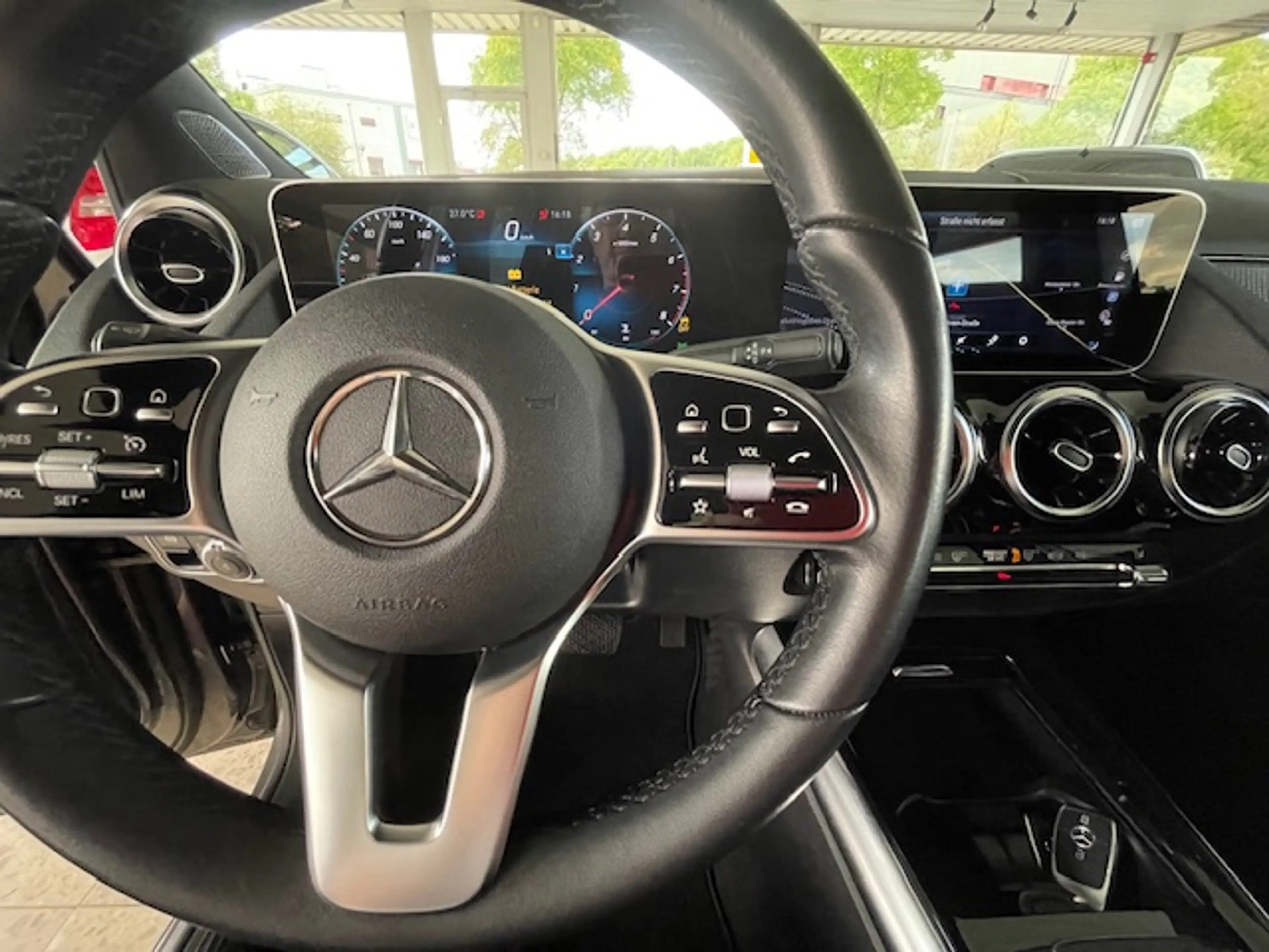 Mercedes-Benz B 180 B 180 (247.084) — photo 11