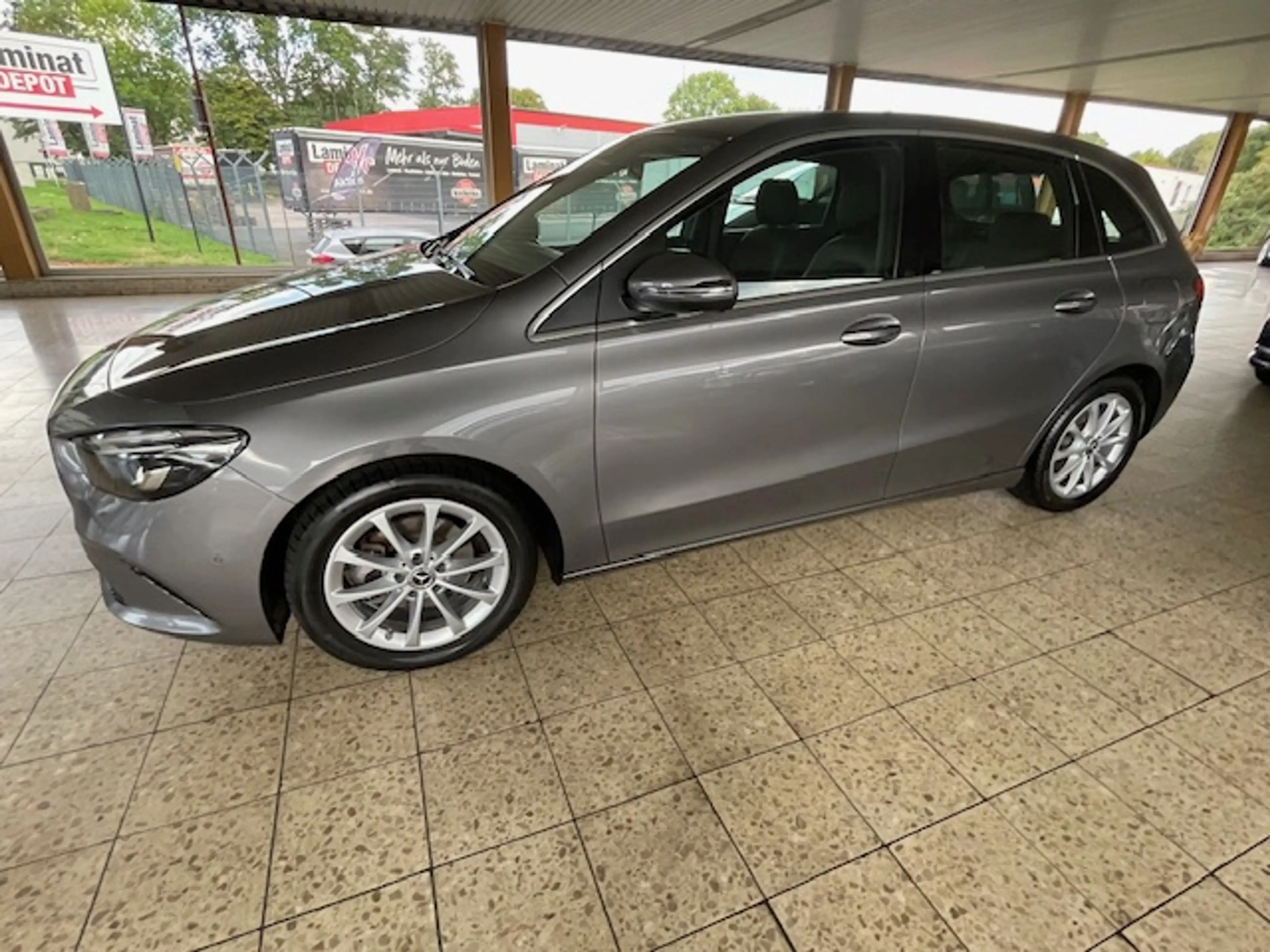 Mercedes-Benz B 180 B 180 (247.084)