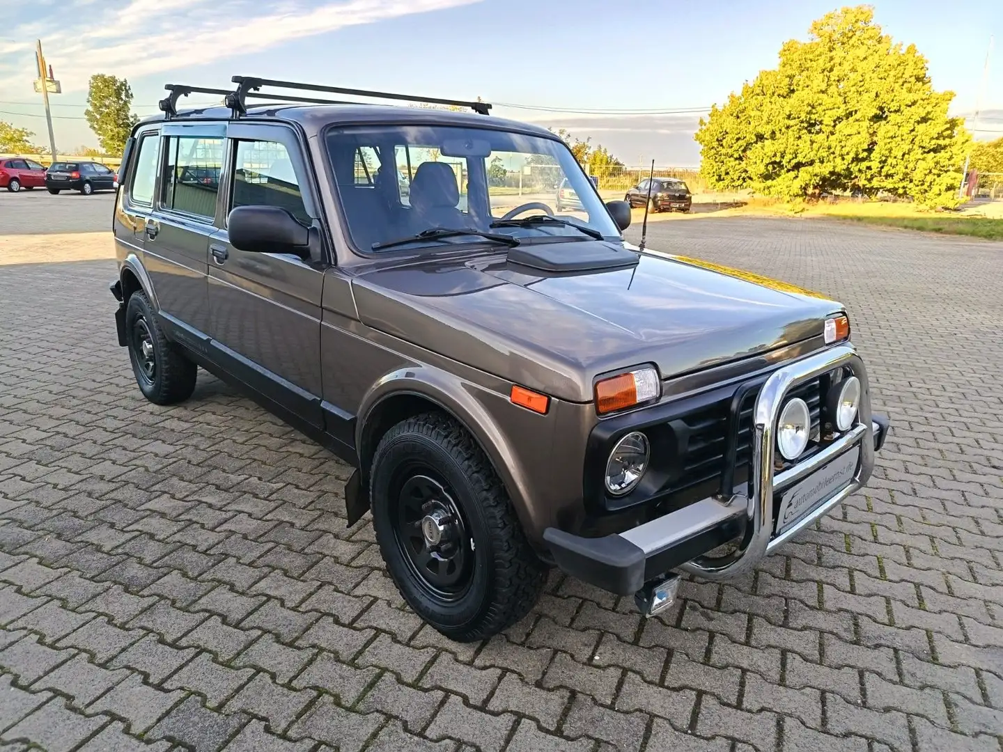Lada Taiga Niva Taiga 5-trg. LANG 4x4 Klima Dotz A/T LED Grau - 1