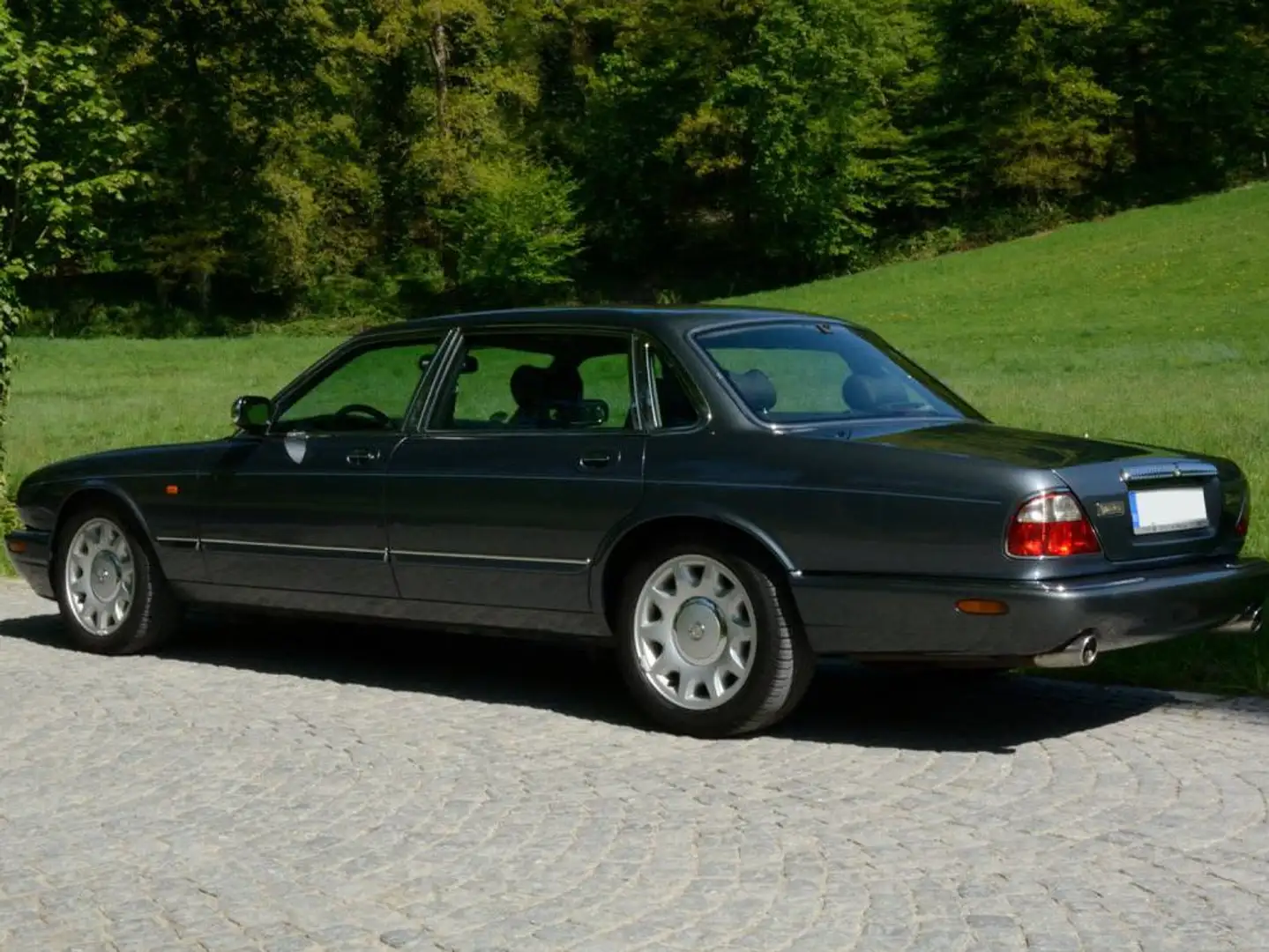 Jaguar Daimler Super V8 Langversion Grau - 1
