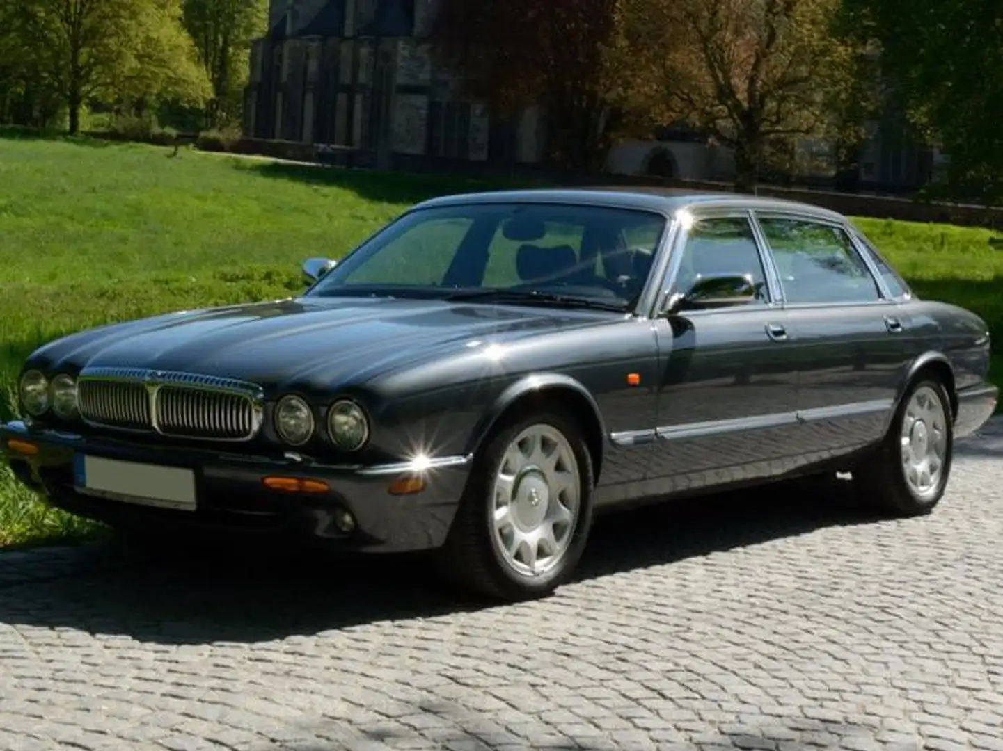Jaguar Daimler Super V8 Langversion Grau - 2
