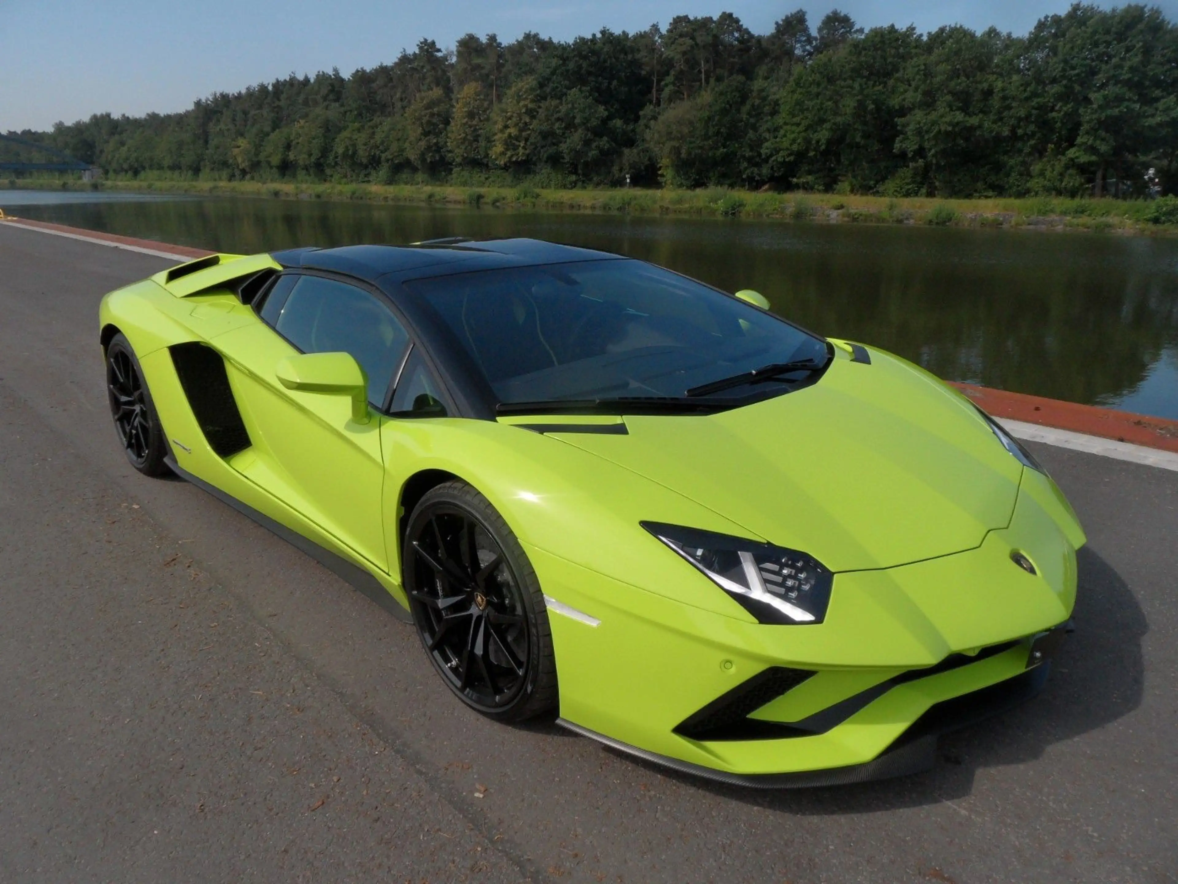 Lamborghini Aventador S Roadster, 2.740 KM, Verde Scandal — photo 3
